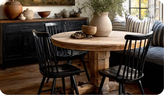 rustykalne krzesła we wnętrzu w stylu prowansalskim